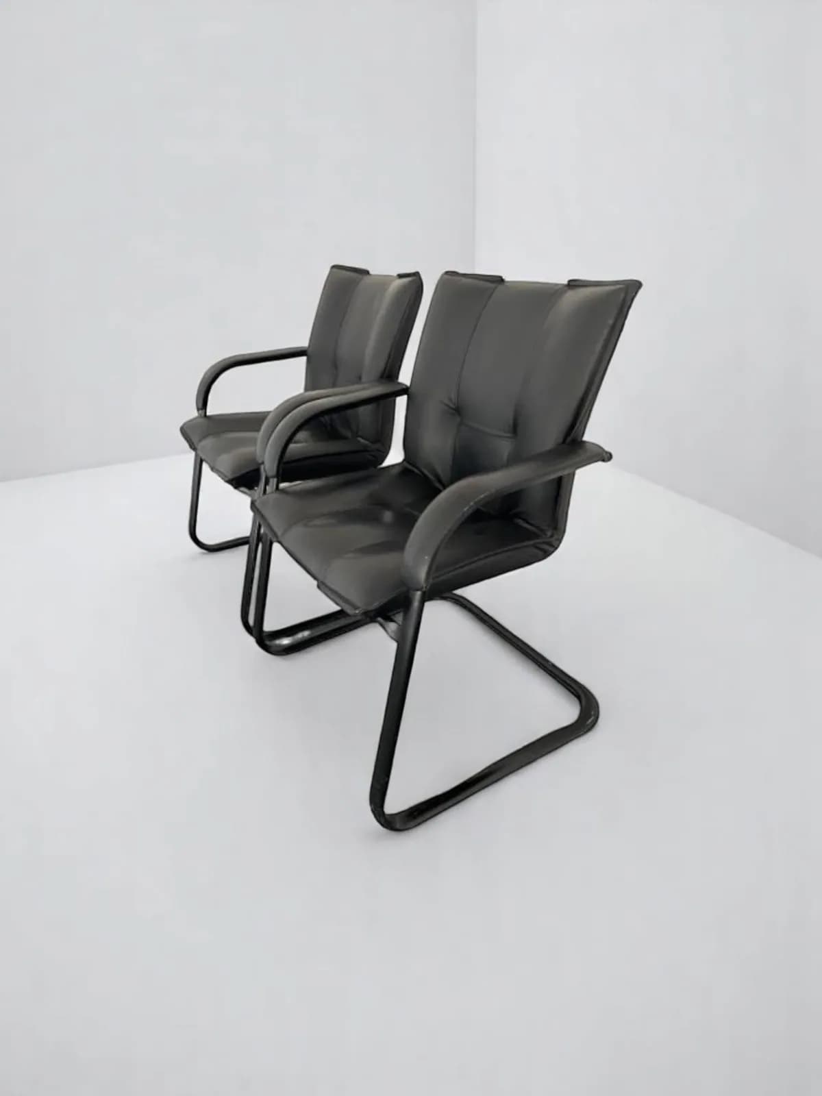 Lot 2 Fauteuil en cuir noir vintage Airborne