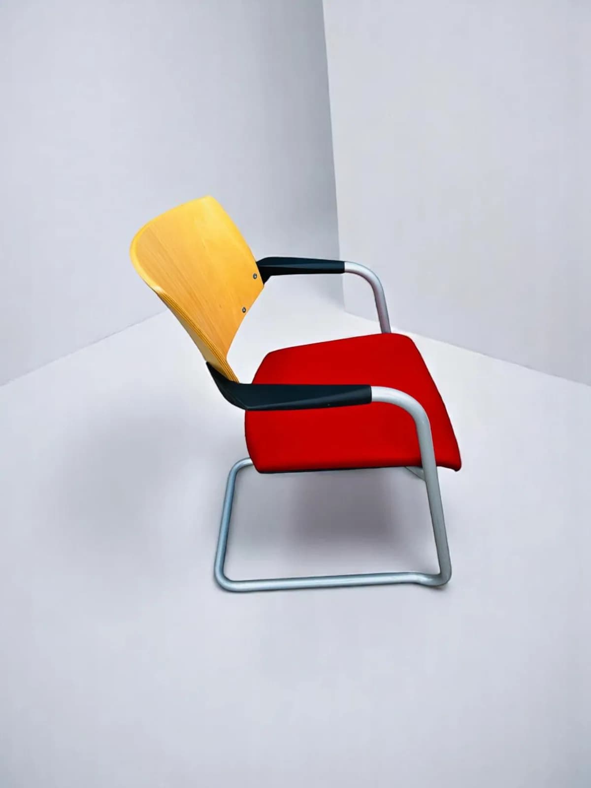 Lot 4 chaises visiteur Konïg & Neurath tissu bois rouge promo — vue 2