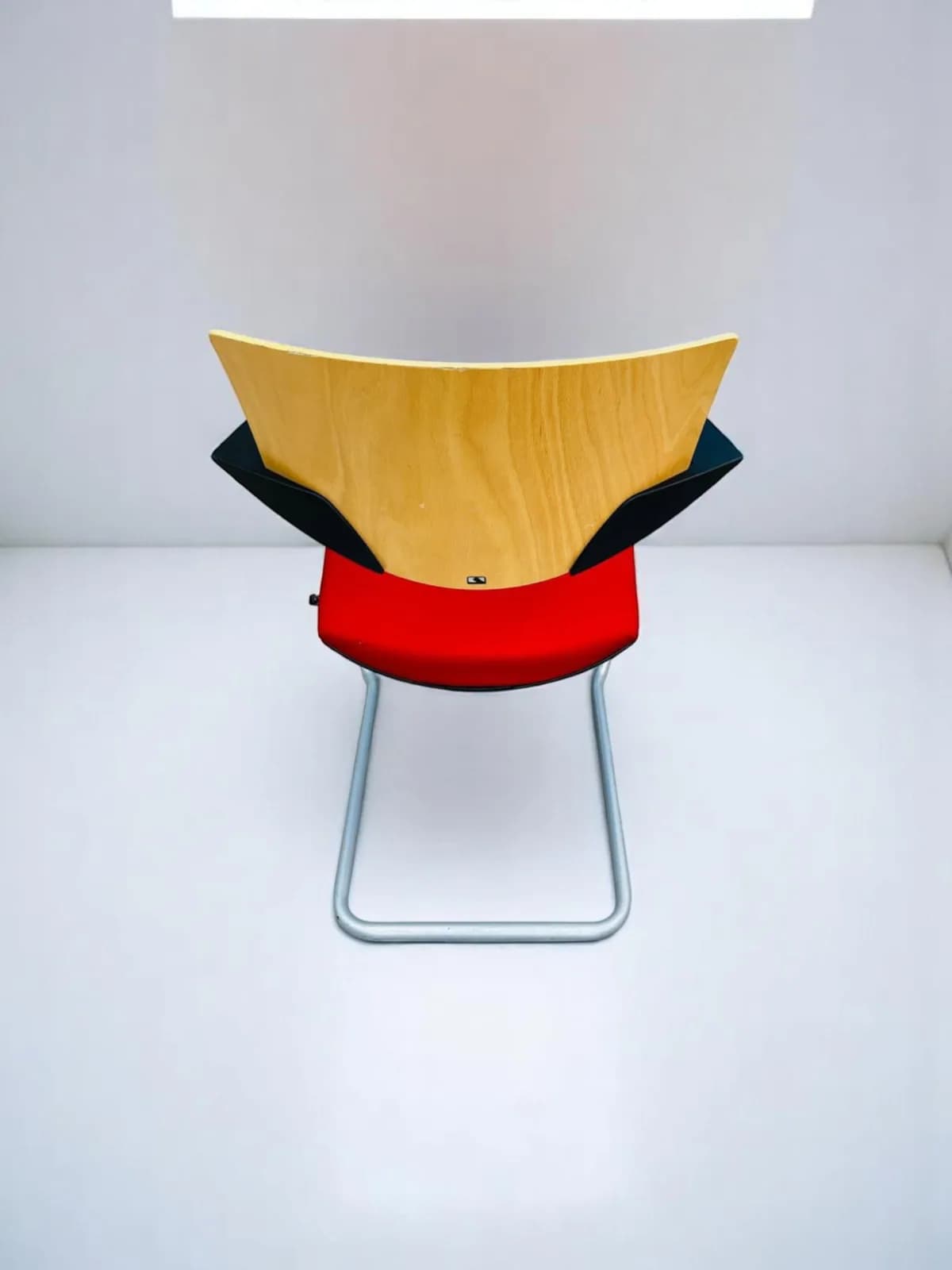 Lot 4 chaises visiteur Konïg & Neurath tissu bois rouge promo — vue 3