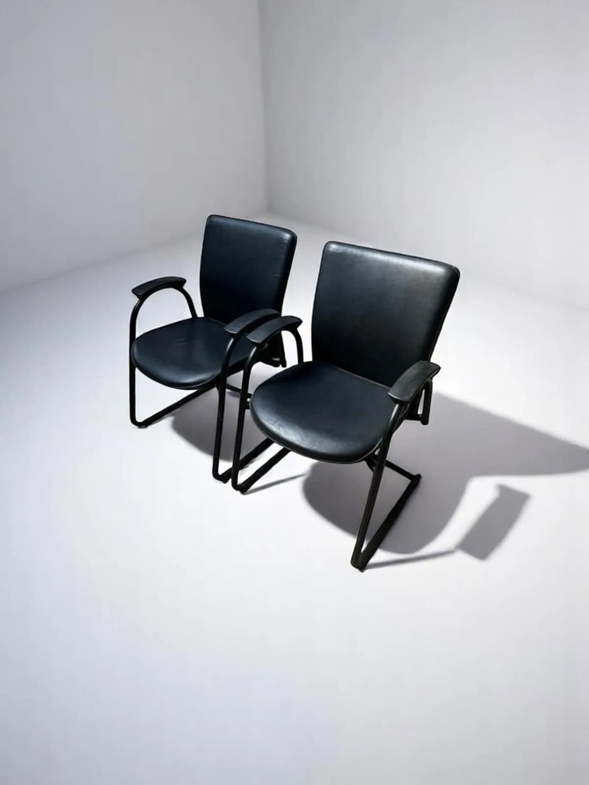 Lot chaise visiteur cuir noir promo — vue 2