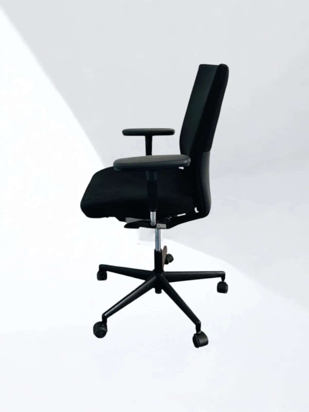 Chaise roulette vitra accoudoir réglable — vue 3