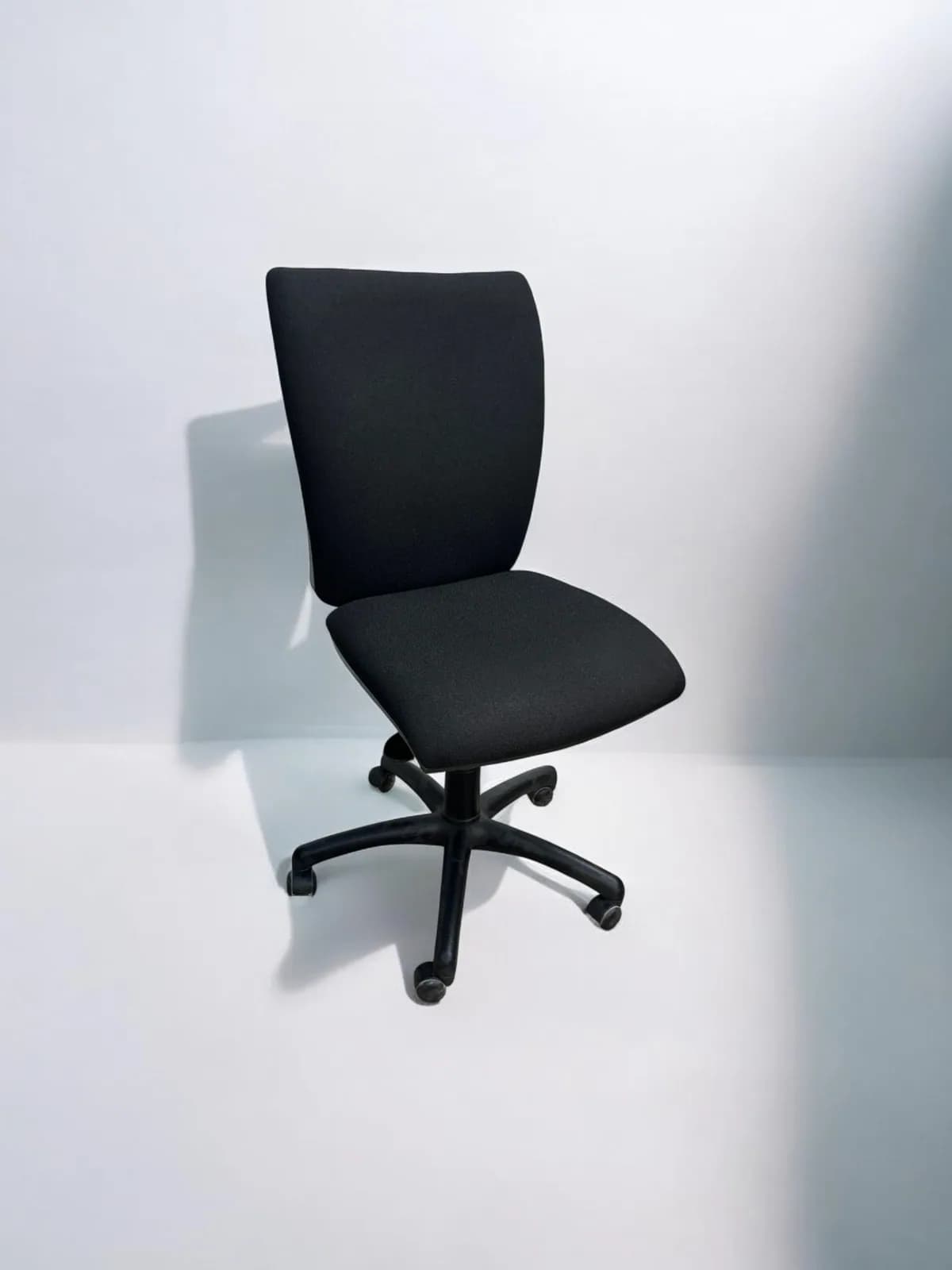 Chaise ergonomique Navaille sans accoudoir tissu noir