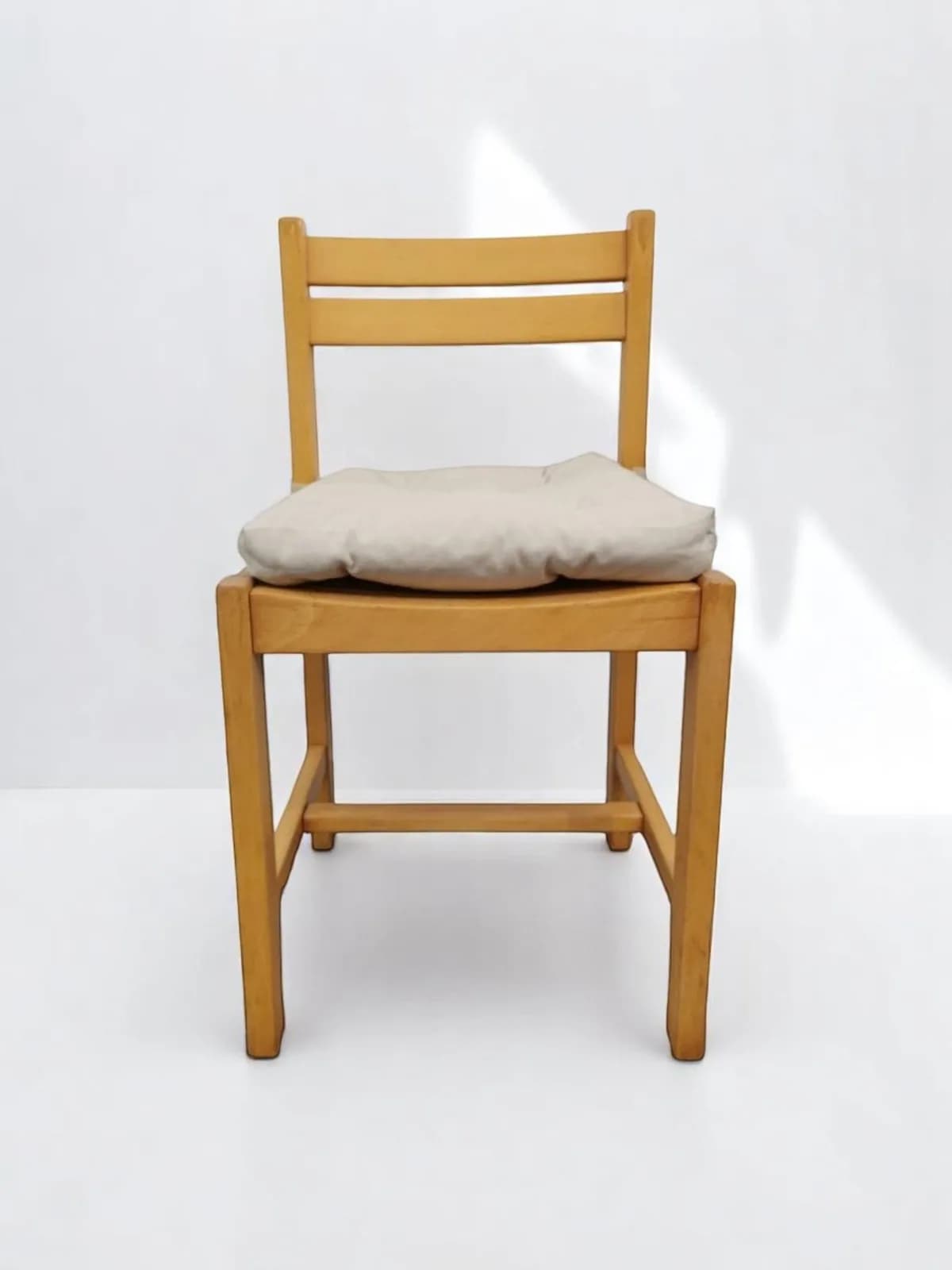 Chaise vintage en hêtre avec coussin — vue 2