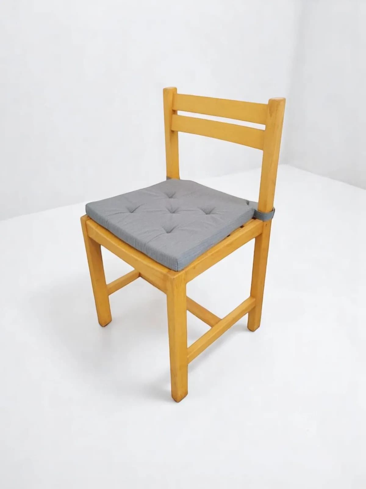 Chaise vintage en hêtre avec coussin bleu