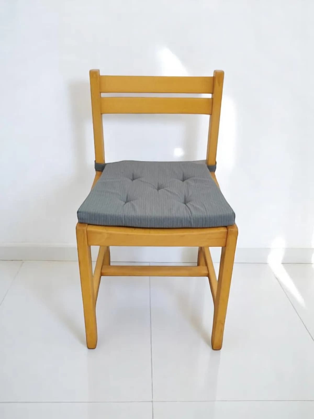 Chaise vintage en hêtre avec coussin bleu — vue 2