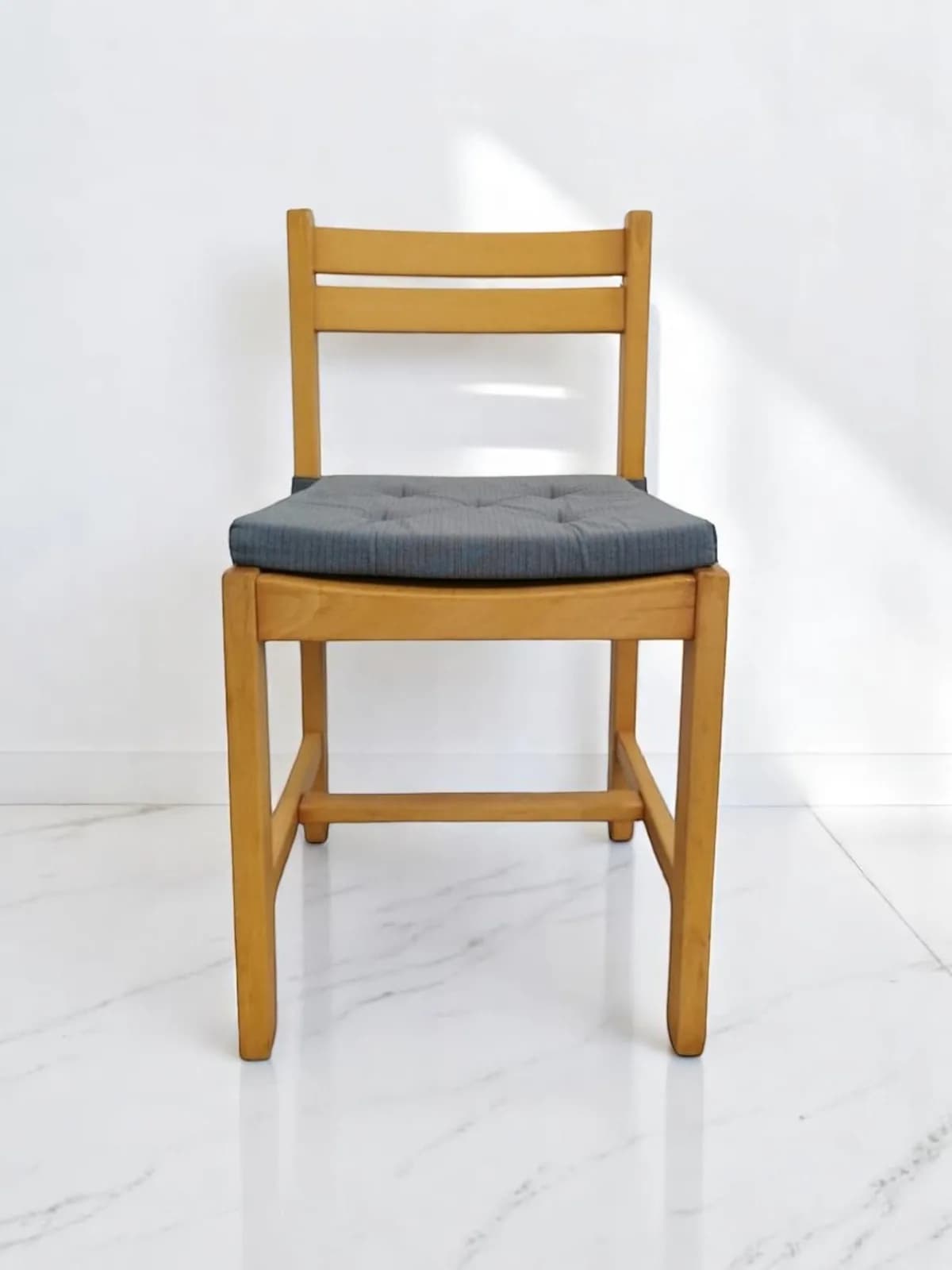 Chaise vintage en hêtre avec coussin bleu — vue 3