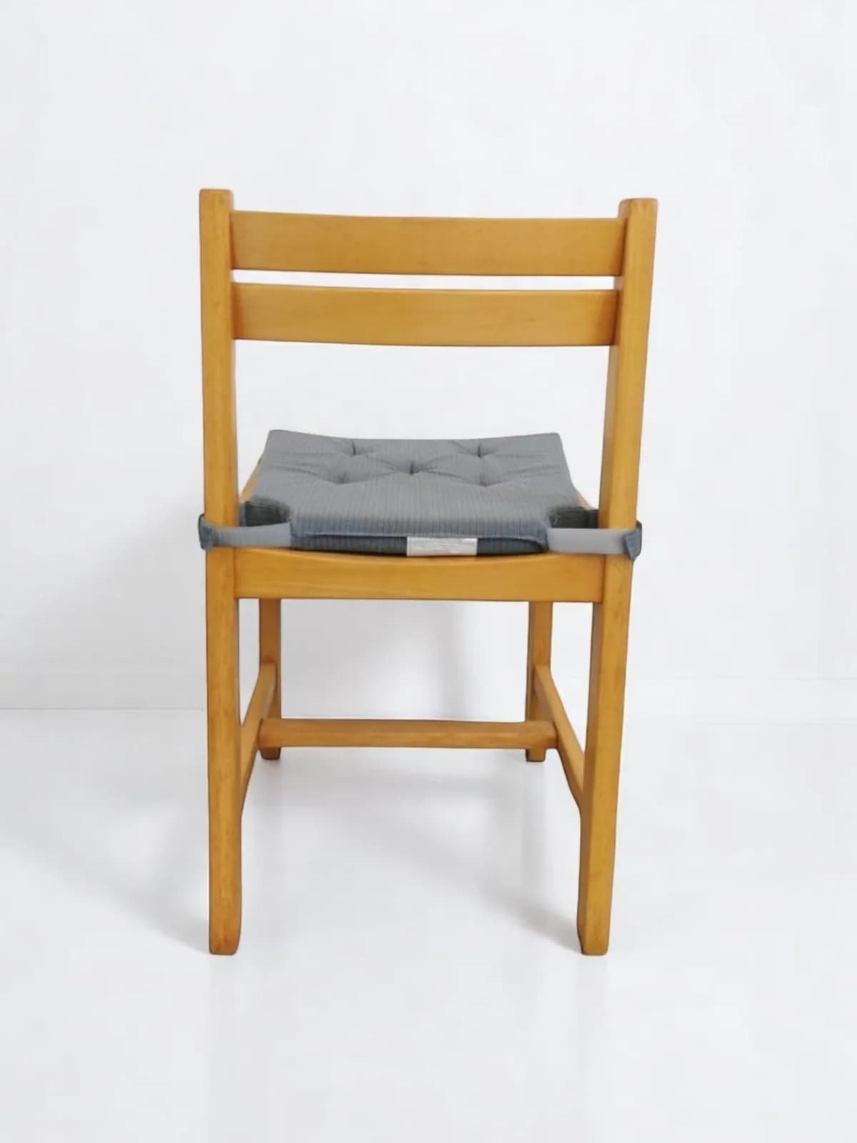 Chaise vintage en hêtre avec coussin bleu — vue 5