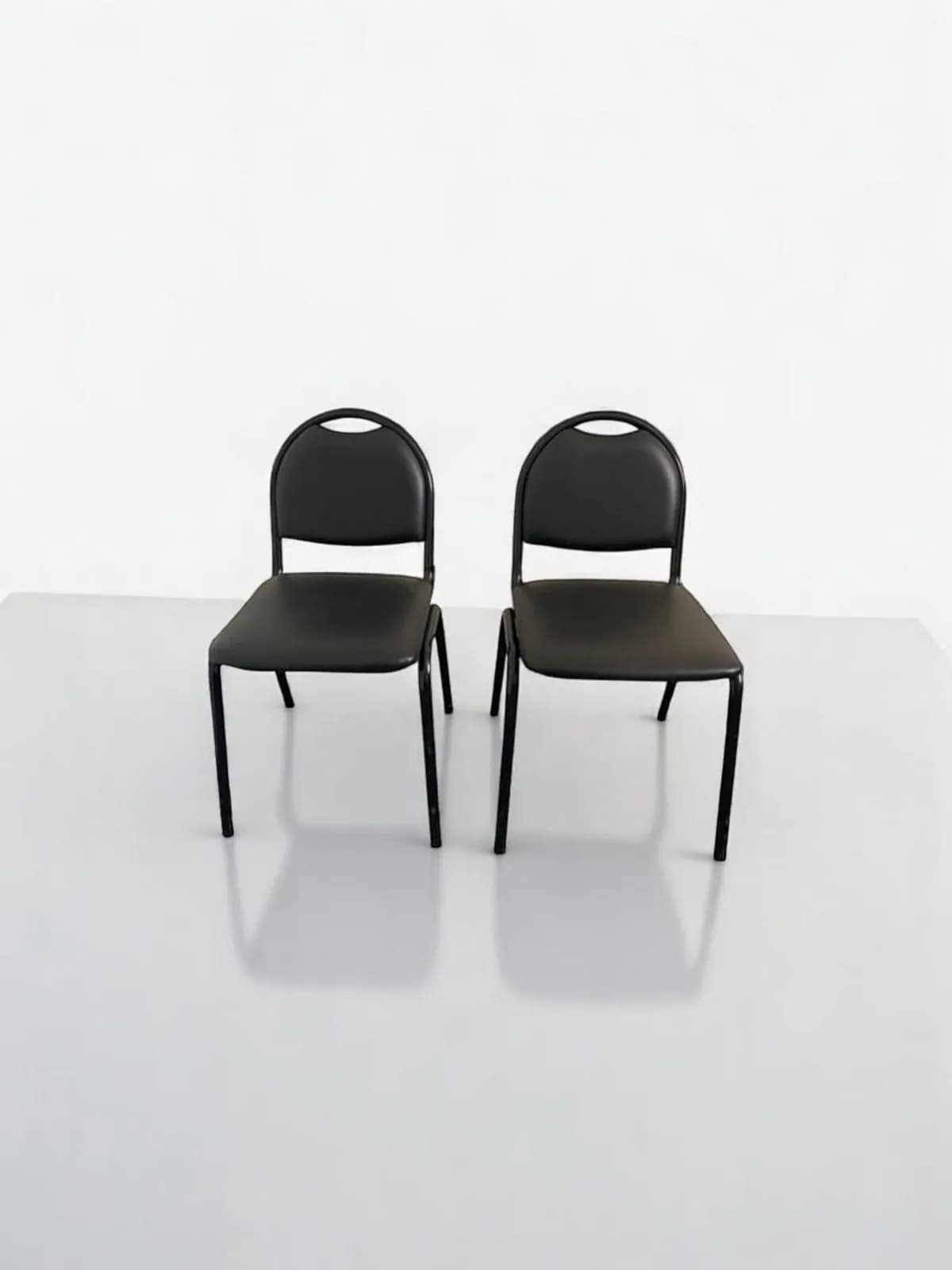 Chaise visiteur simili cuir iltaly empilable promo