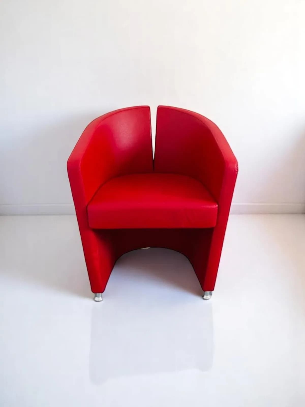 Fauteuil Podium sur patins en cuir rouge — vue 2