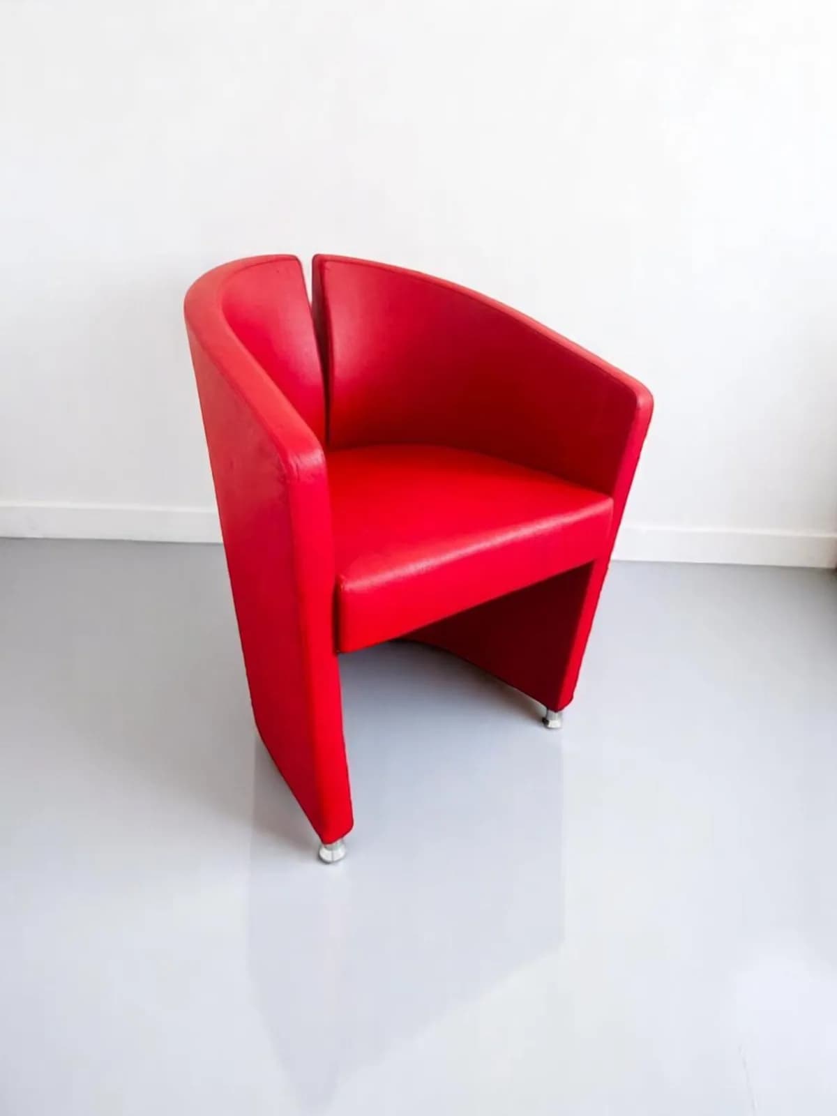 Fauteuil Podium sur patins en cuir rouge — vue 3