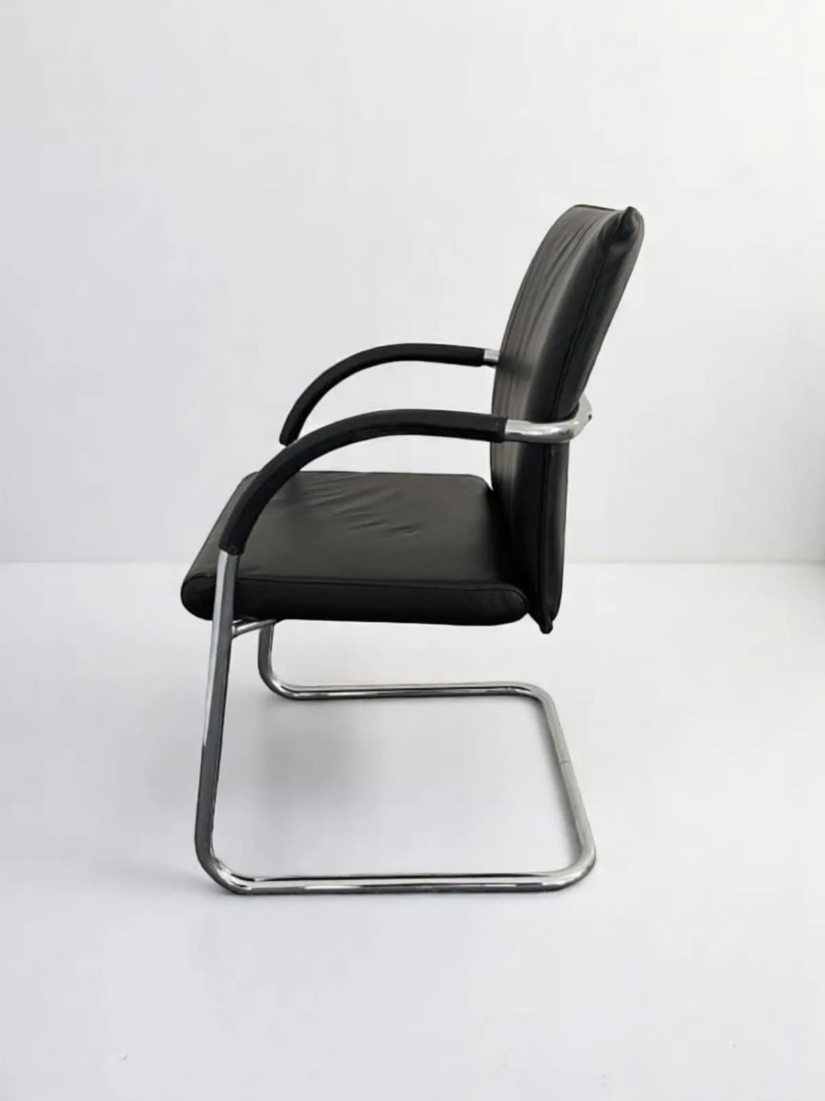 Fauteuil cuir visiteur luge avec accoudoir — vue 3