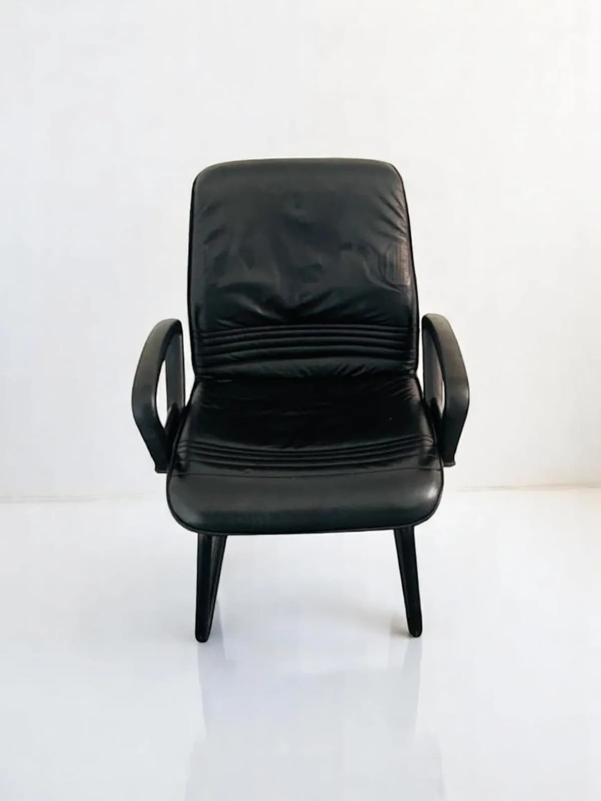 Fauteuil cuir noir accueil luge Strafor — vue 2