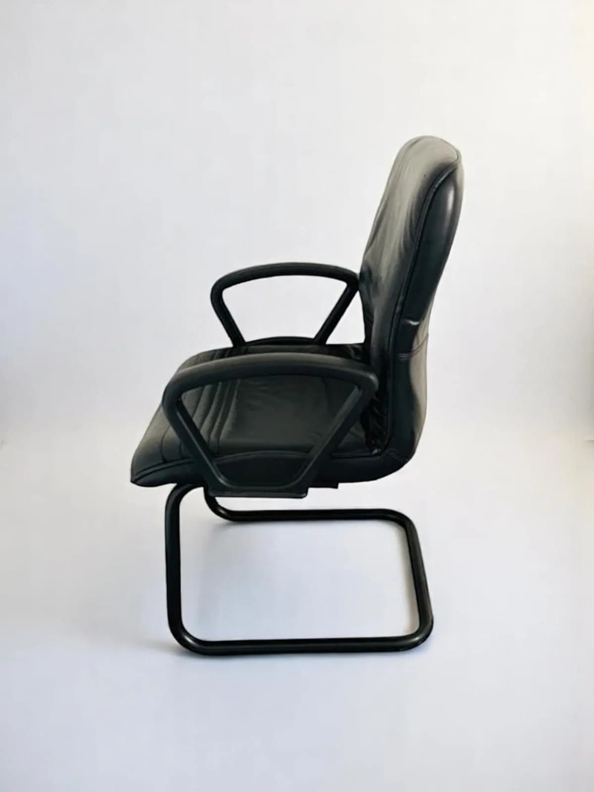 Fauteuil cuir noir accueil luge Strafor — vue 3