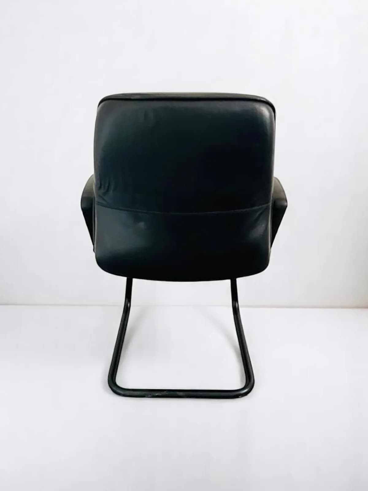Fauteuil cuir noir accueil luge Strafor — vue 4
