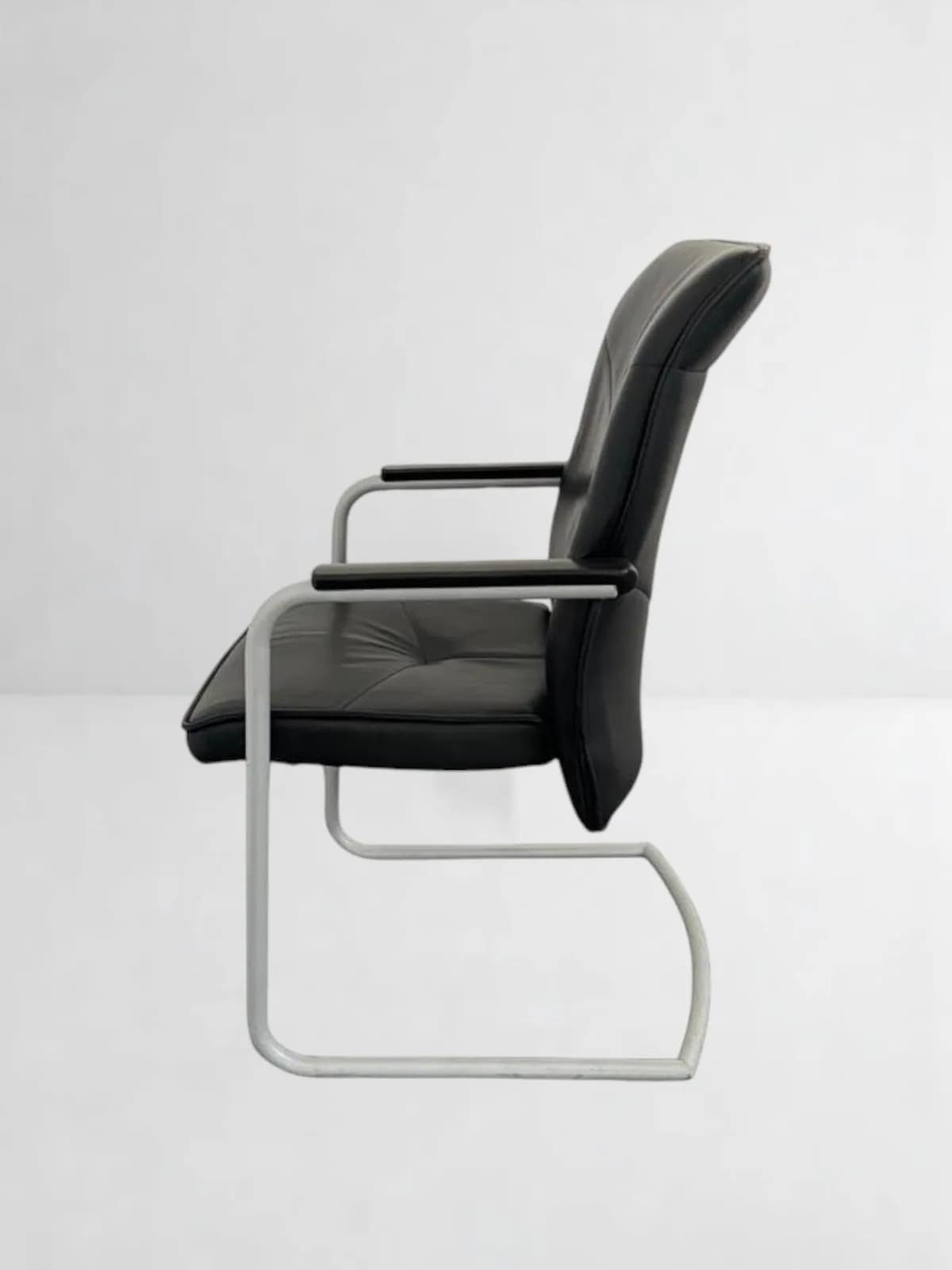 Fauteuil accueil cuir noir Klober luge chromé — vue 3