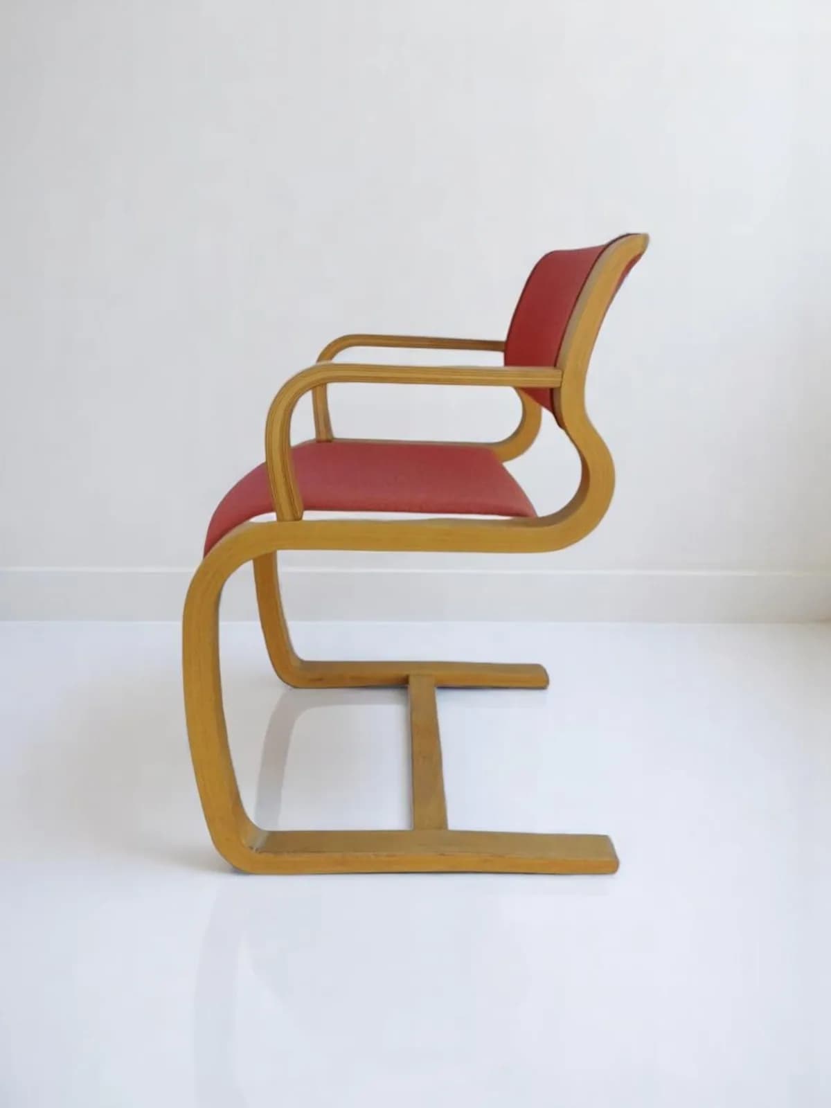 Fauteuil en bois hêtre vintage Magnus Olesen rouge brique — vue 3