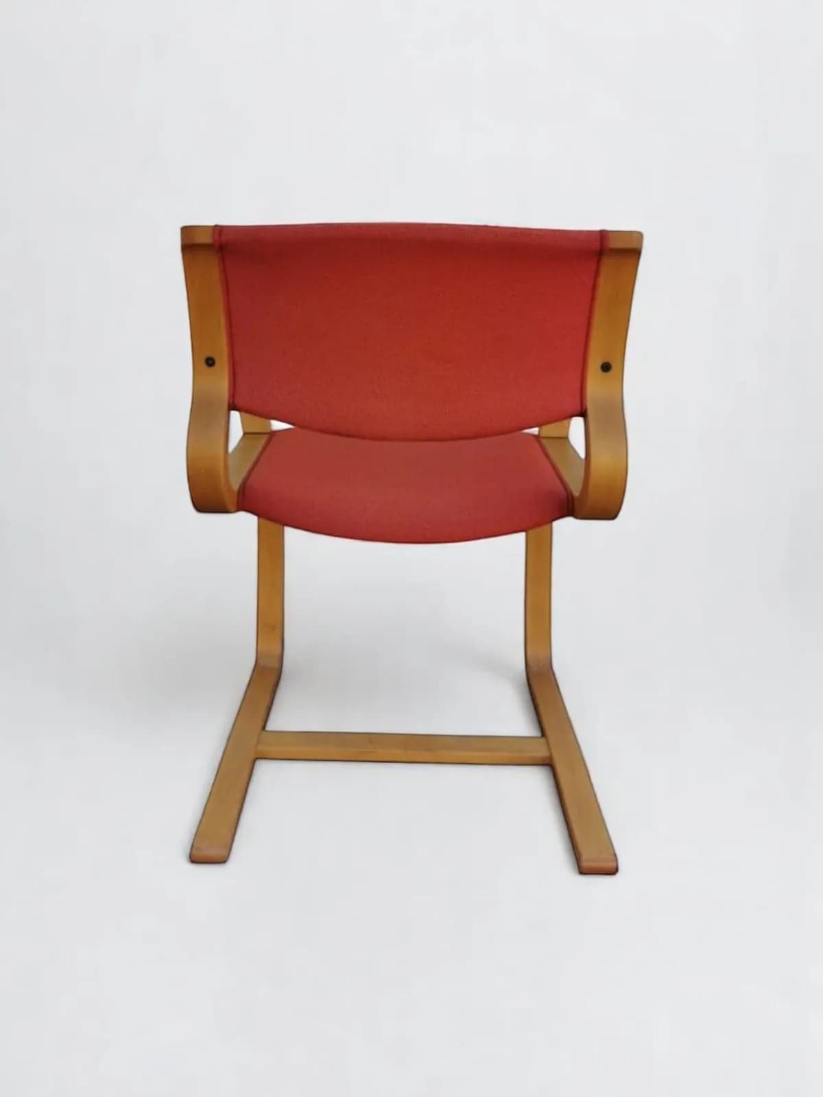 Fauteuil en bois hêtre vintage Magnus Olesen rouge brique — vue 4