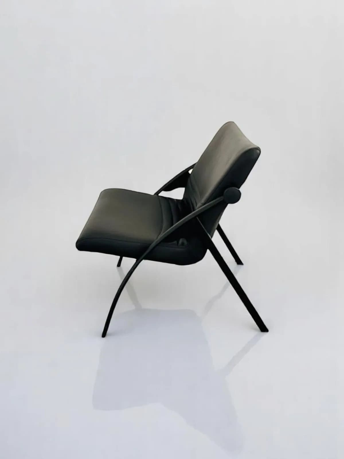 Fauteuil en cuir noir accueil — vue 3