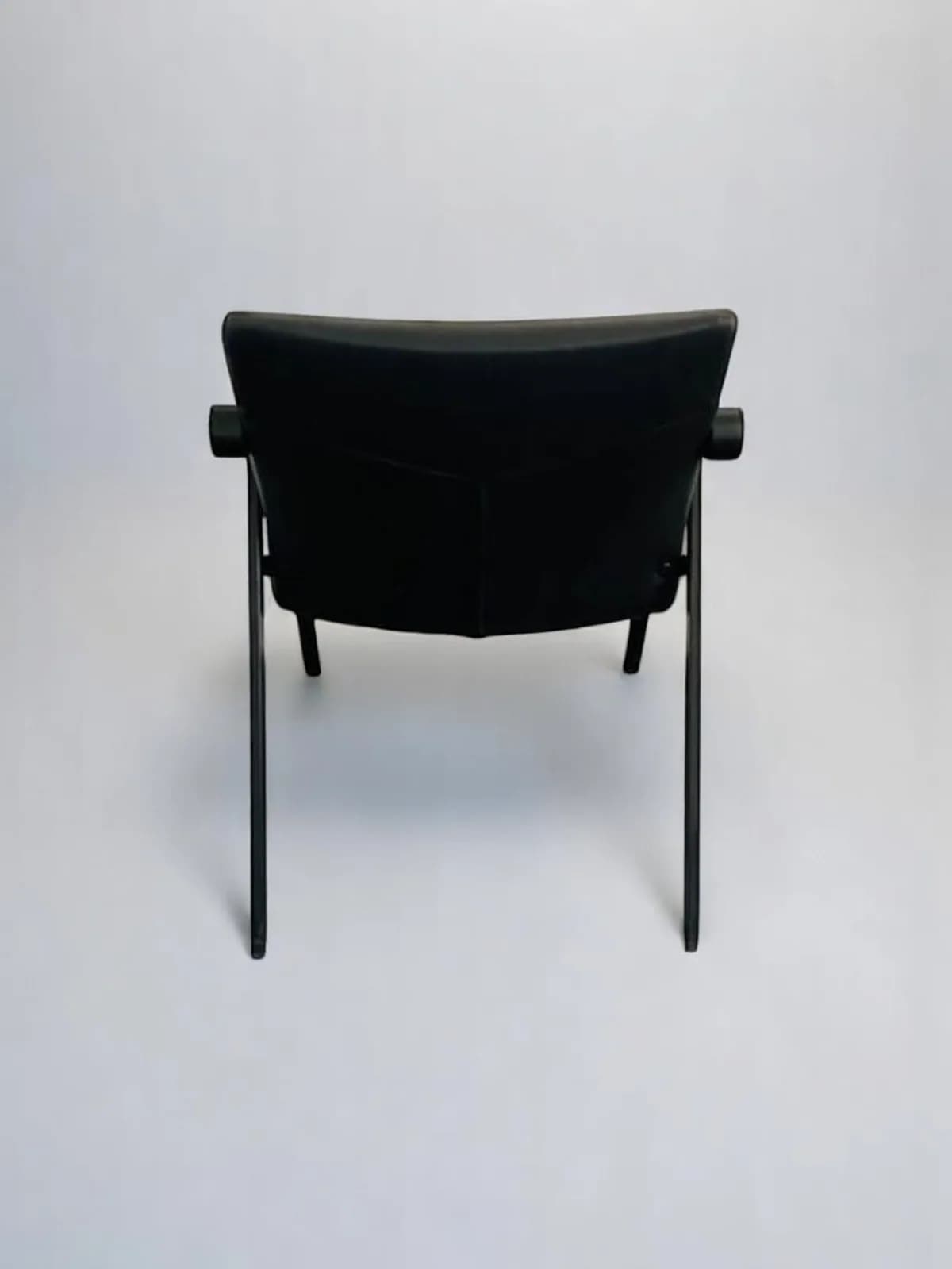 Fauteuil en cuir noir accueil — vue 4