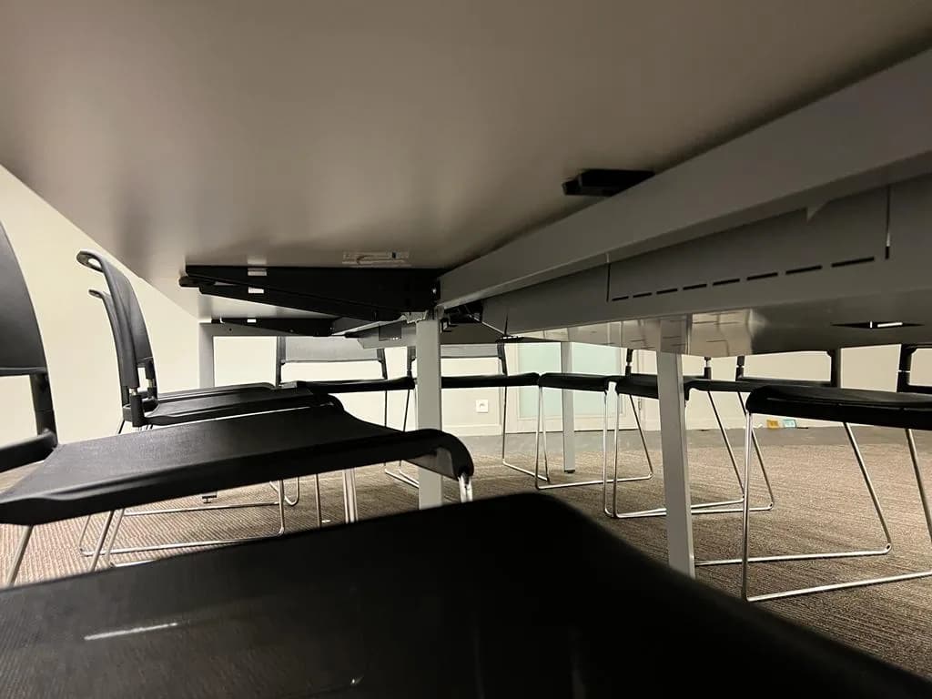 Table de Réunion Steelcase 400x160cm – Capacité 12-14 personnes — vue 4