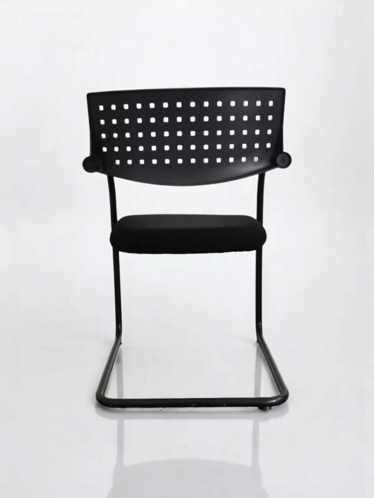 Chaise luge vitra avec accoudoir — vue 3
