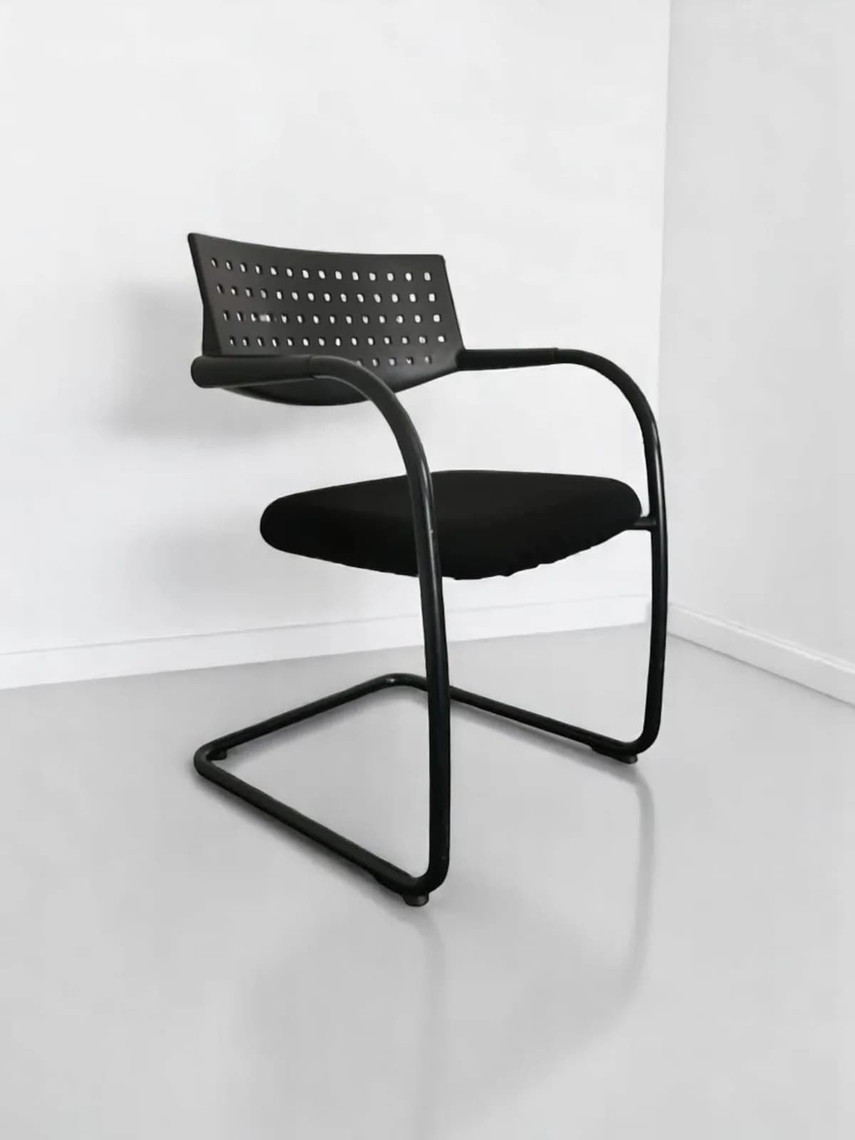 Chaise luge vitra avec accoudoir — vue 5