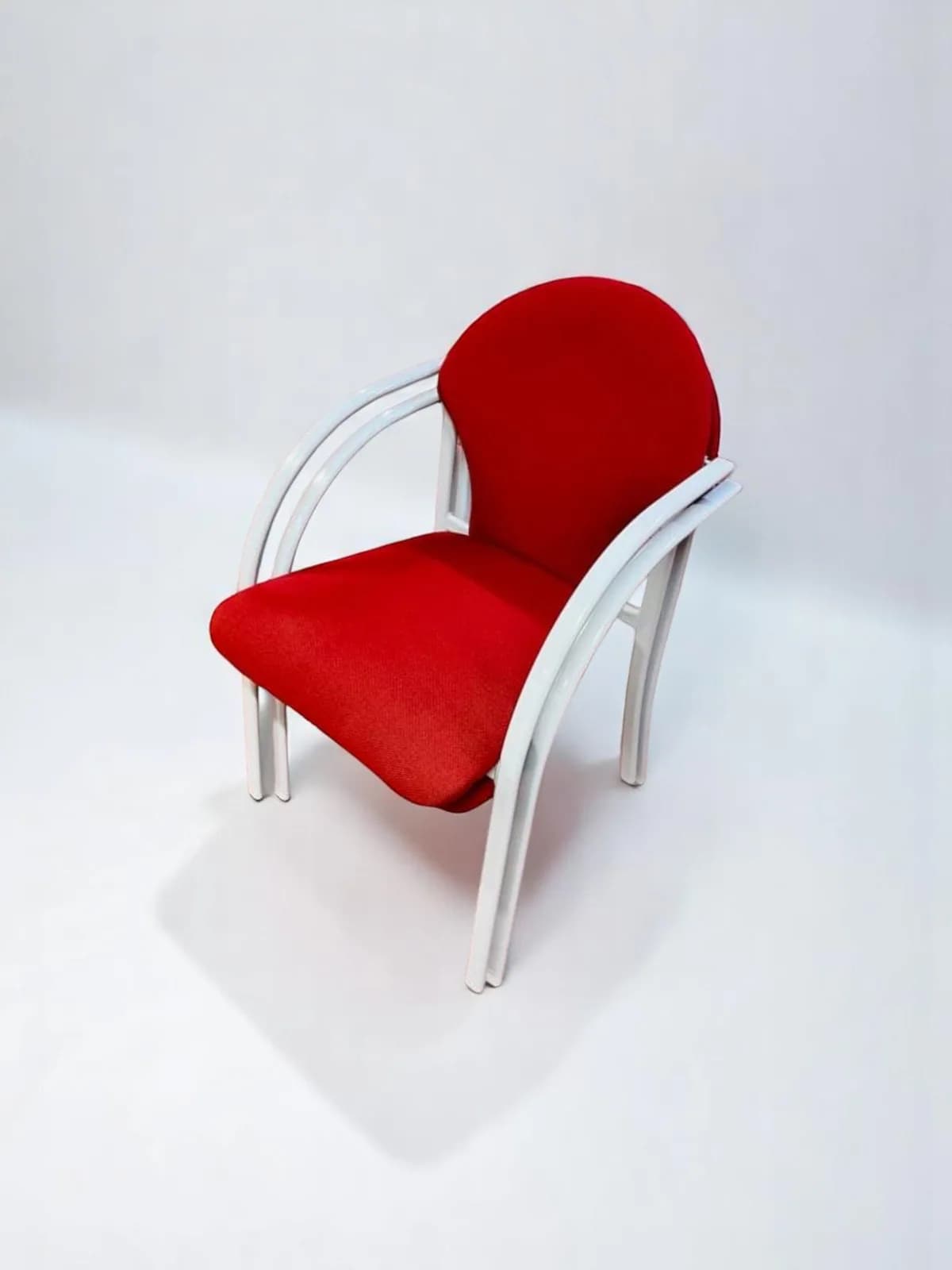 Chaise visiteur Italy avec accoudoir rouge — vue 5