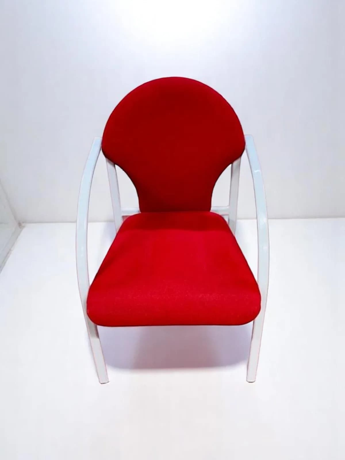 Chaise visiteur Italy avec accoudoir rouge — vue 2