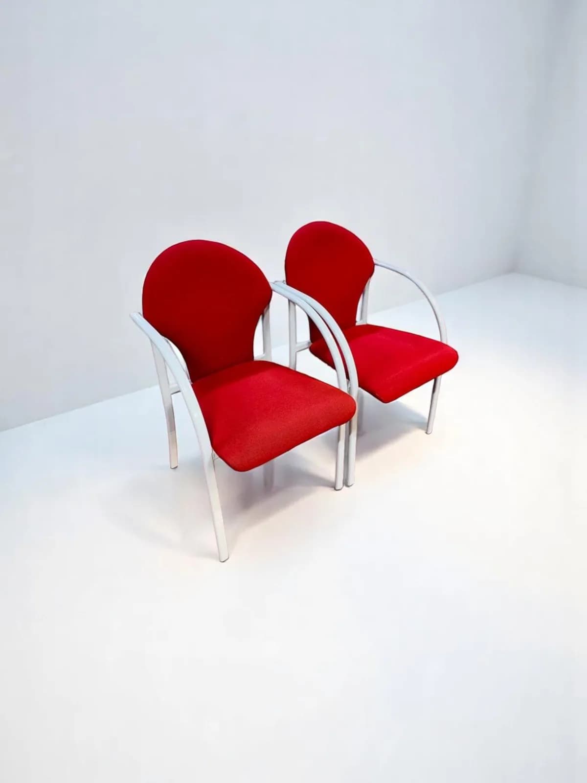 Chaise visiteur Italy avec accoudoir rouge — vue 4