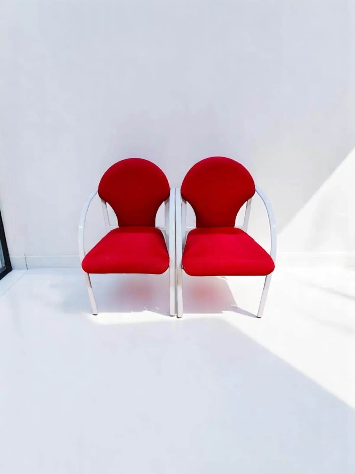 Chaise visiteur Italy avec accoudoir rouge — vue 3
