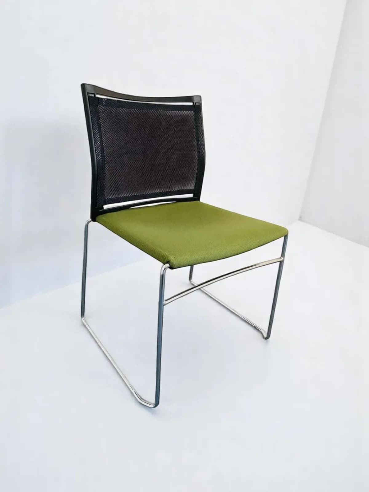 Chaise visiteur Haworth slim design By G.B