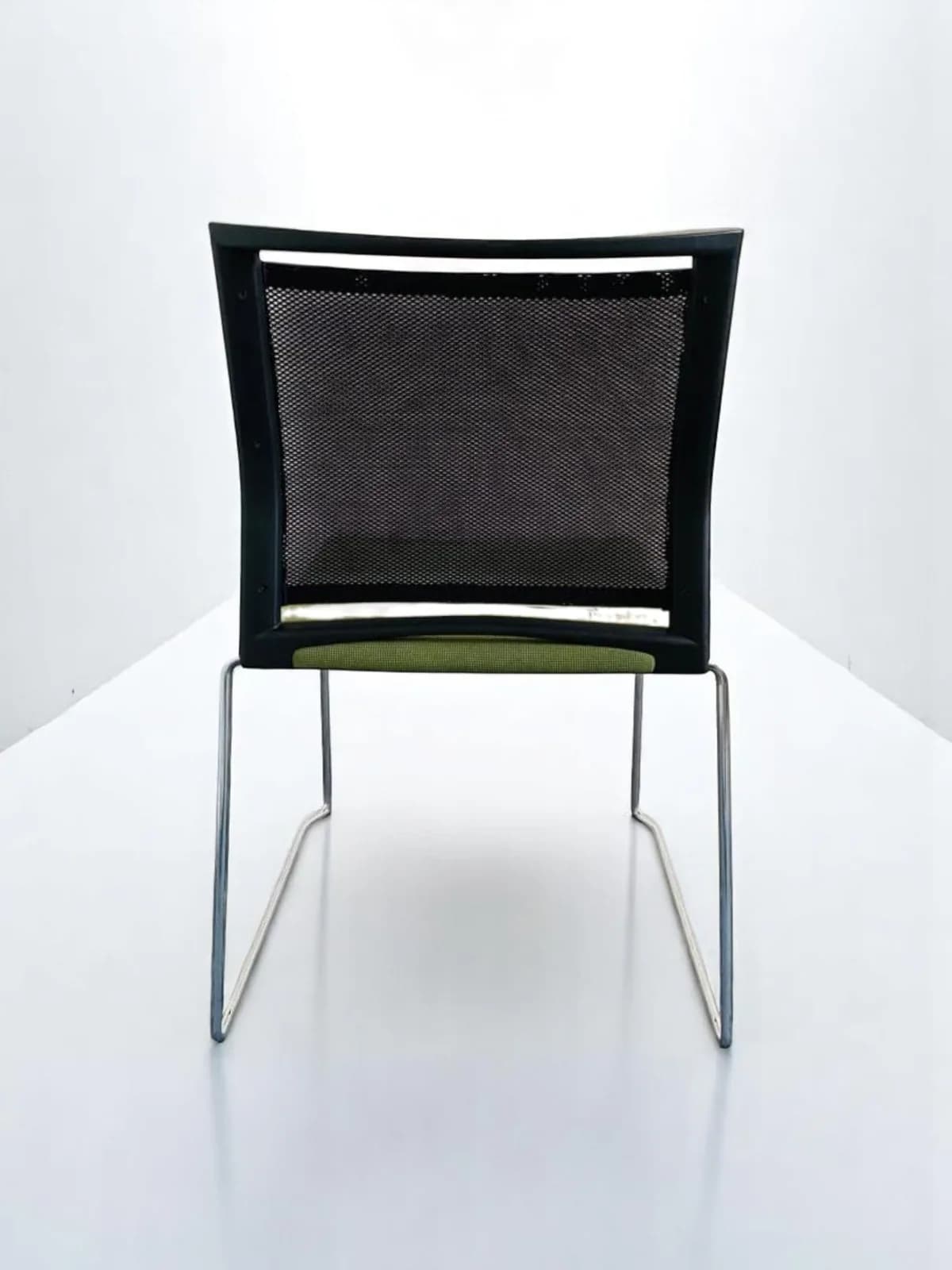 Chaise visiteur Haworth slim design By G.B black — vue 4
