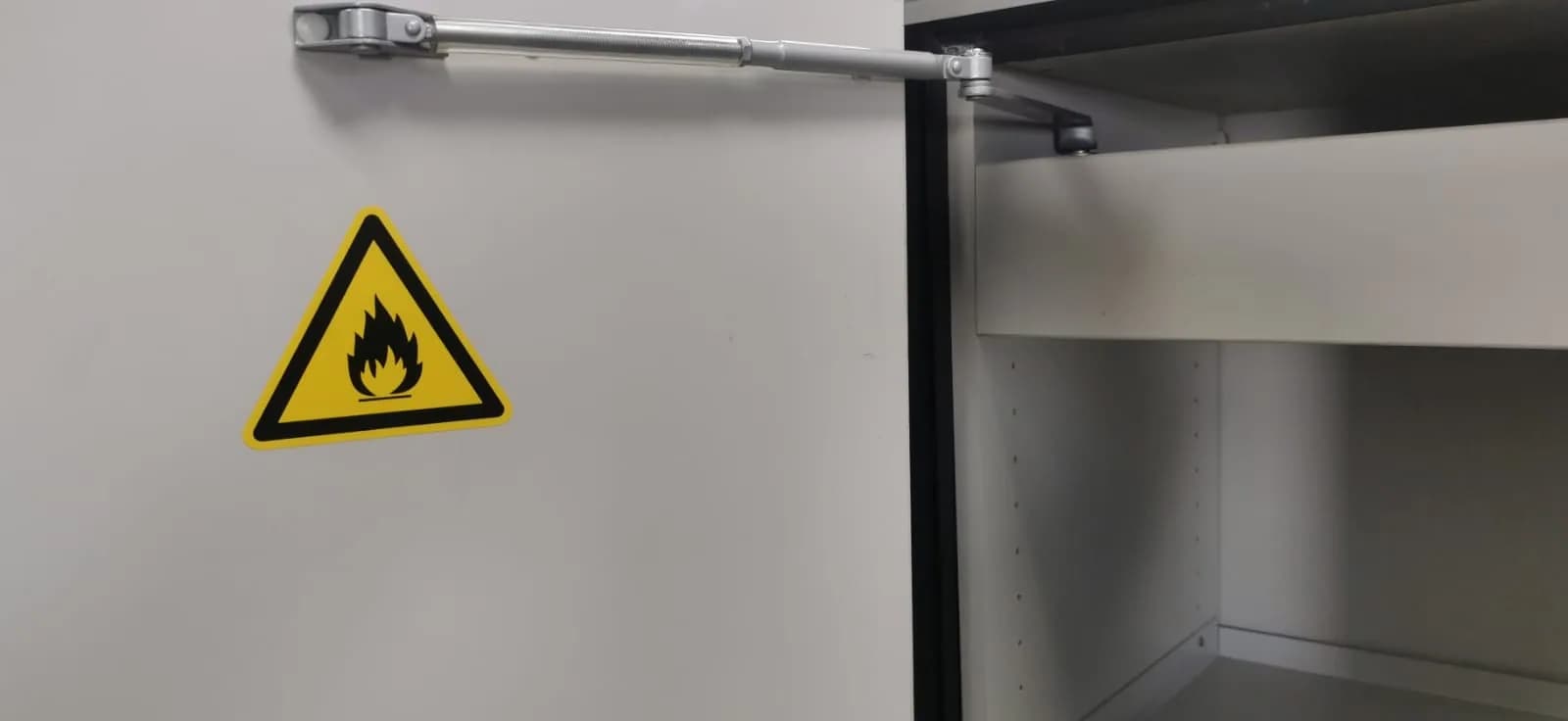 Armoire de sécurité pour laboratoire – Stockage de liquides inflammables — vue 4