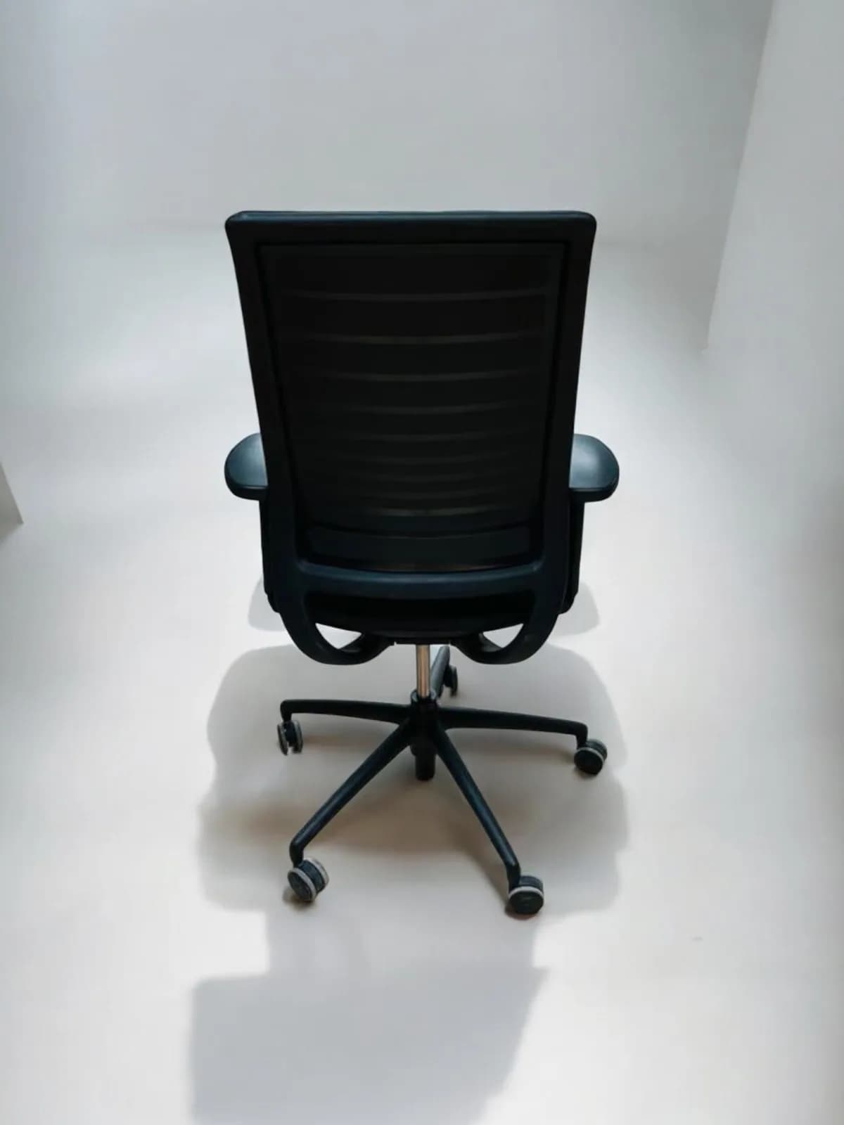 Chaise à roulette Intersthul Hero noir — vue 3