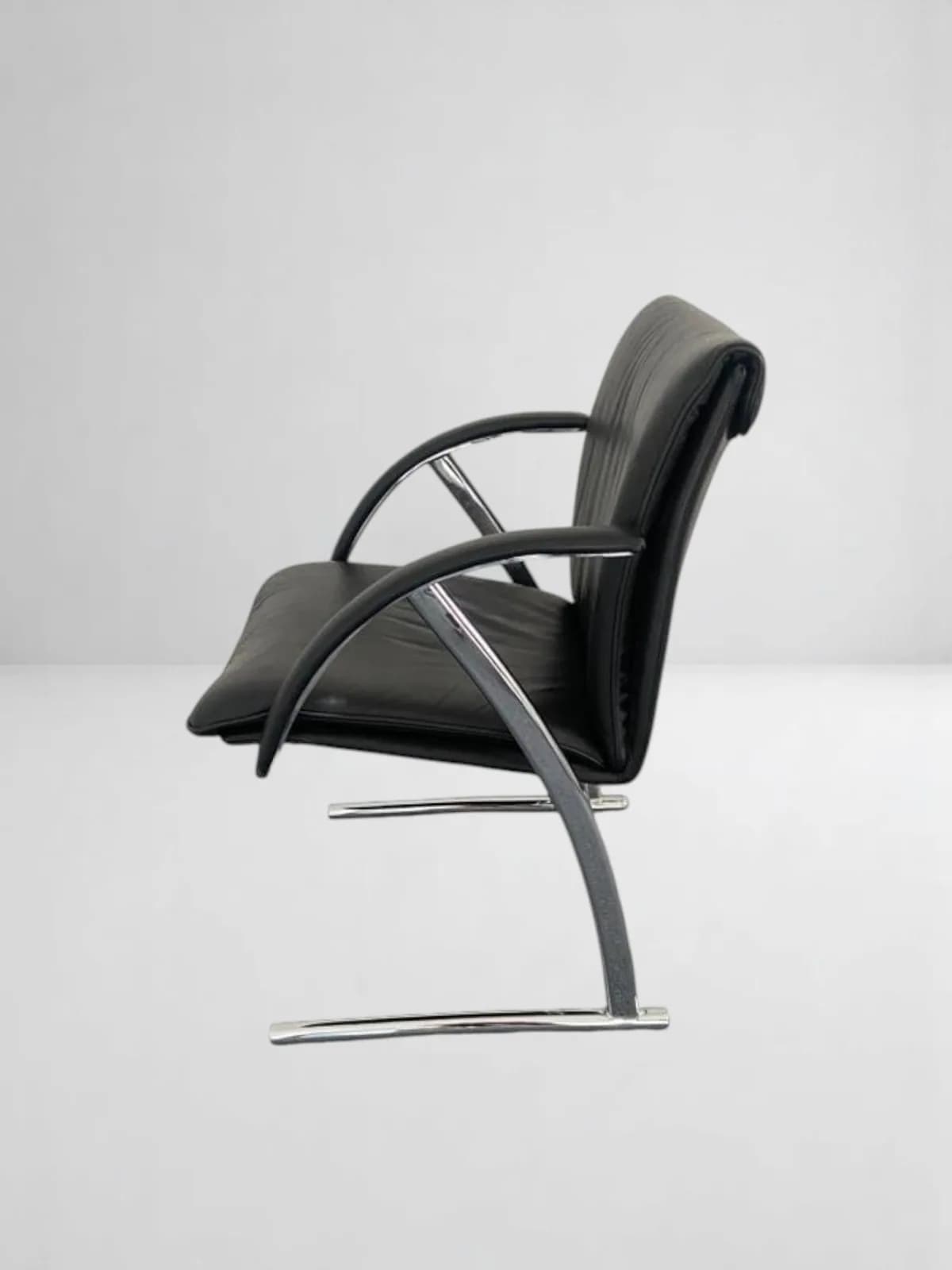Fauteuil visiteur en cuir noir pour bureau de direction — vue 3