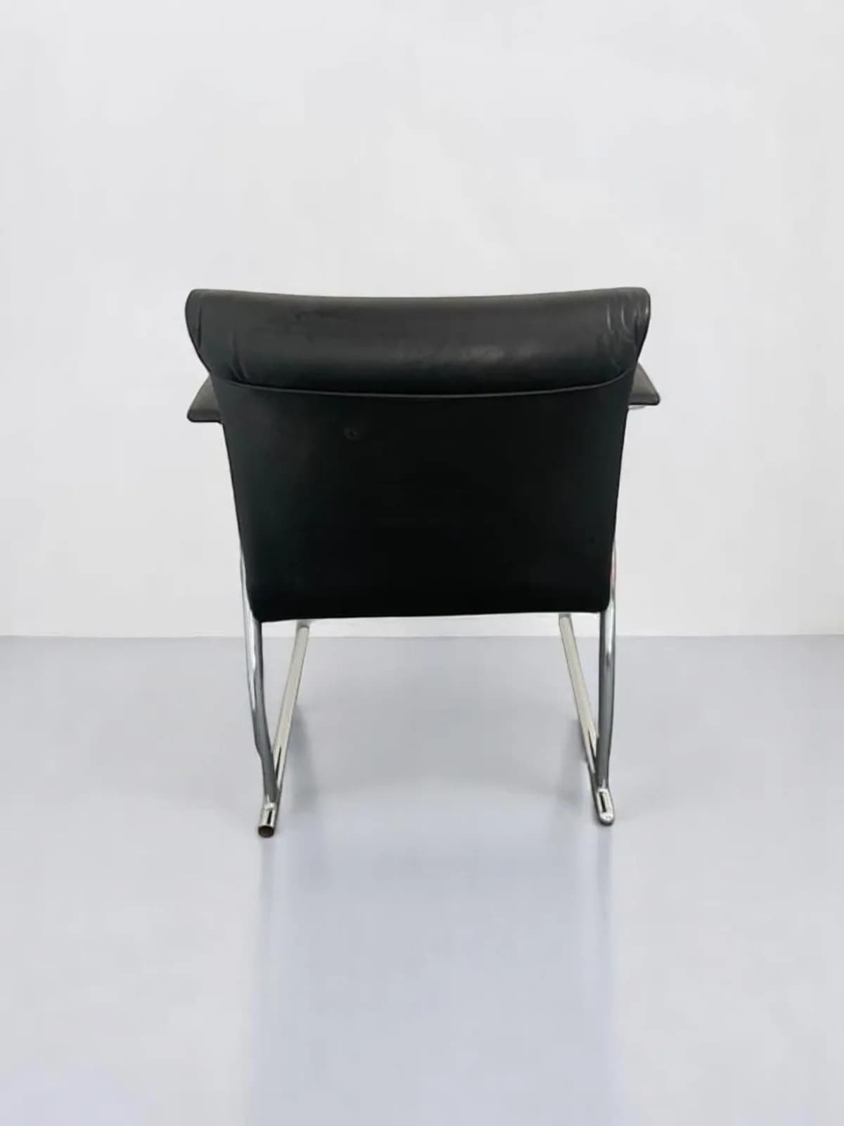 Fauteuil visiteur en cuir noir pour bureau de direction — vue 4
