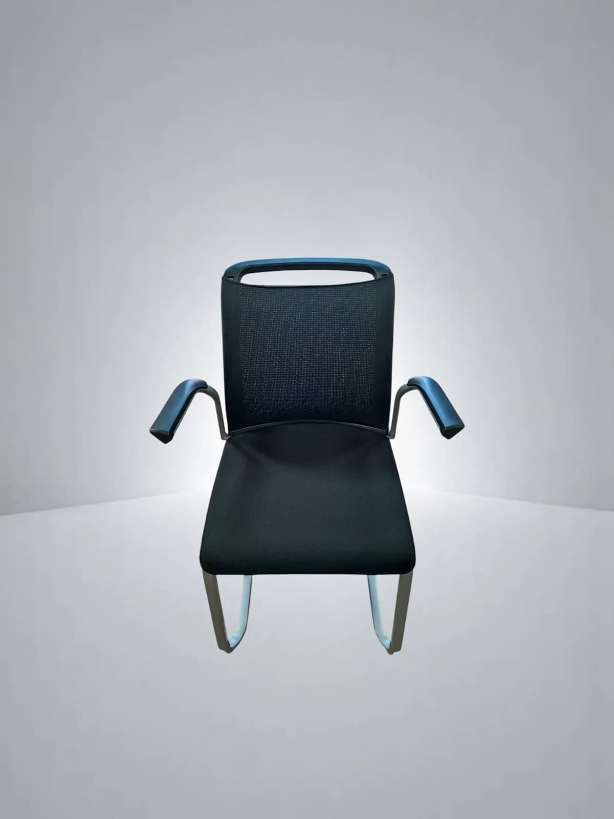 Chaise luge steelcase Reply noir avec accoudoir empilable — vue 2