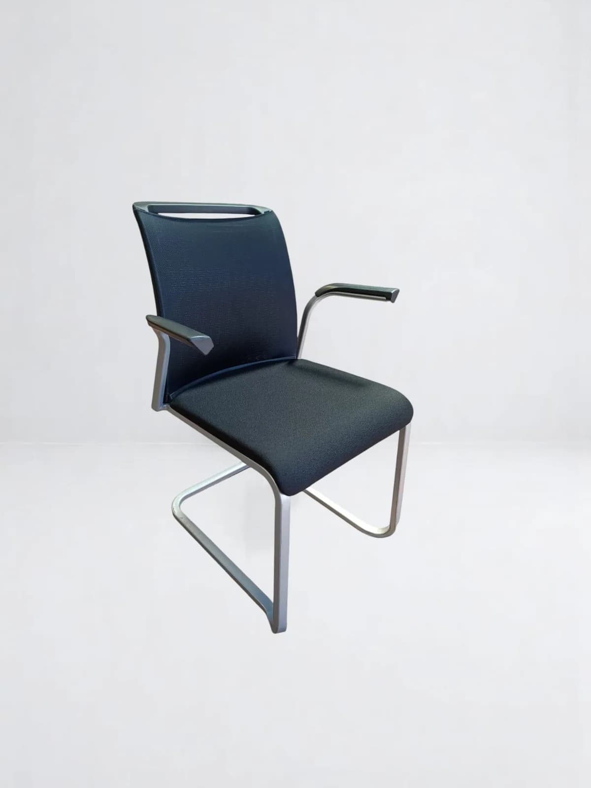 Chaise luge steelcase Reply noir avec accoudoir empilable