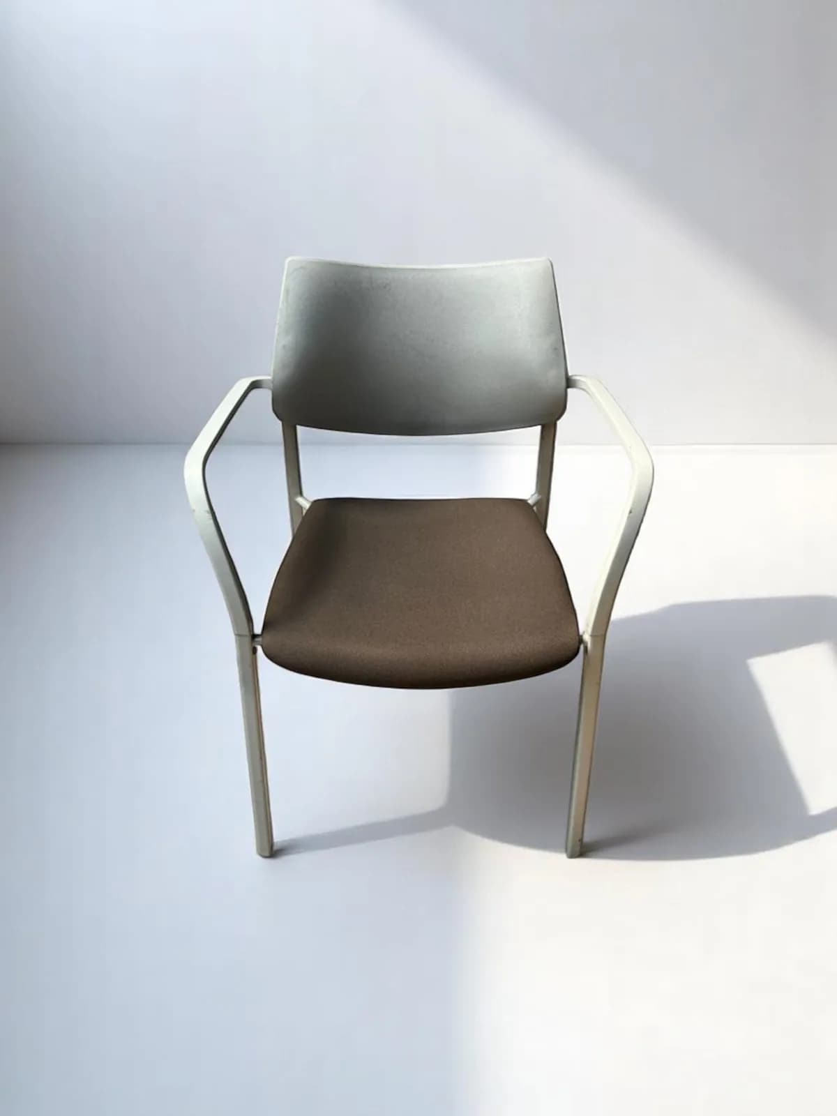 Chaise visiteur Akaba grise promo — vue 2
