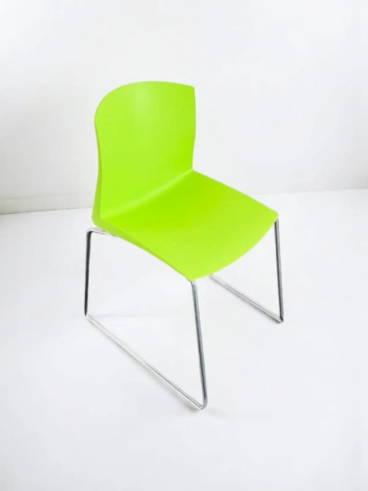 Chaise visiteur design piètement Traîneau vert
