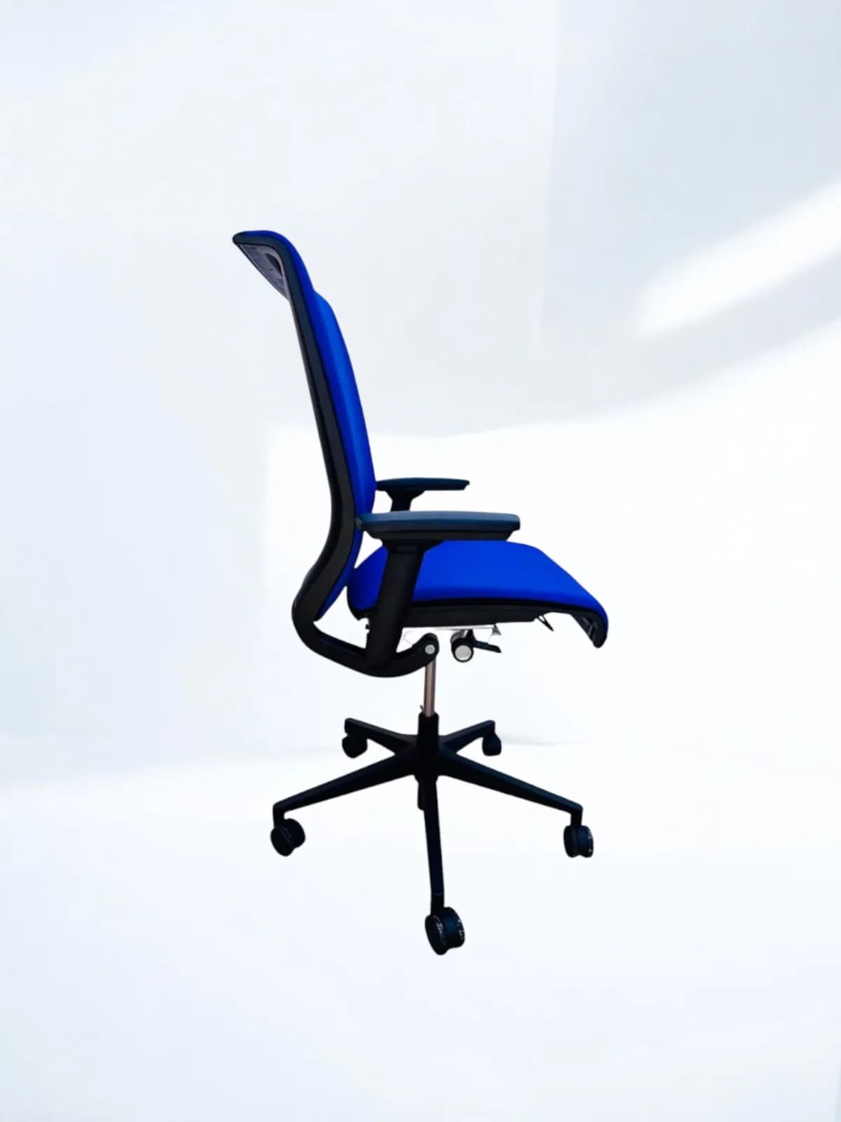 Chaise à roulette Steelcase thinks bleu — vue 3
