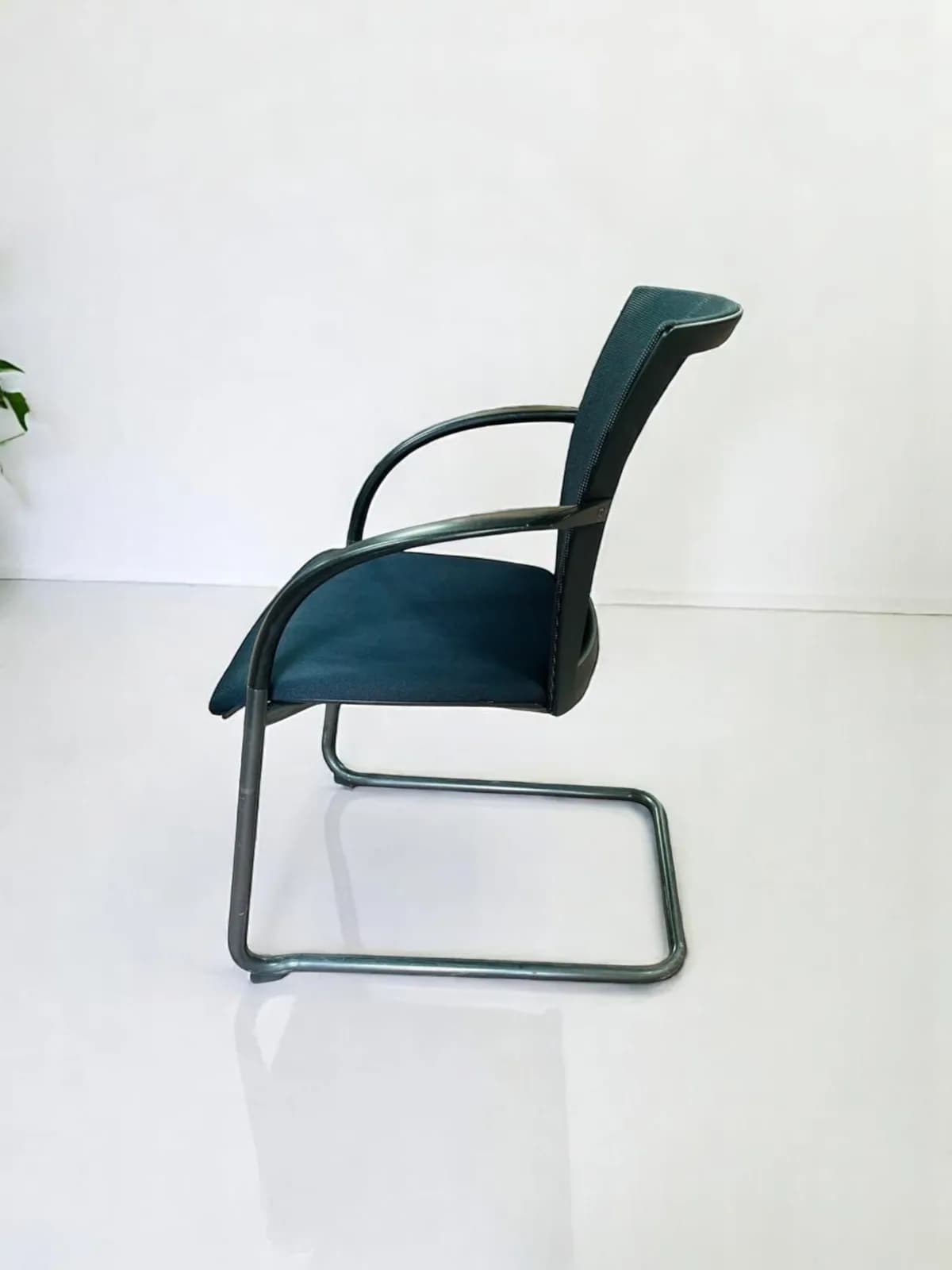 Chaise visiteur salle réunion König+Neurath Mesh — vue 4