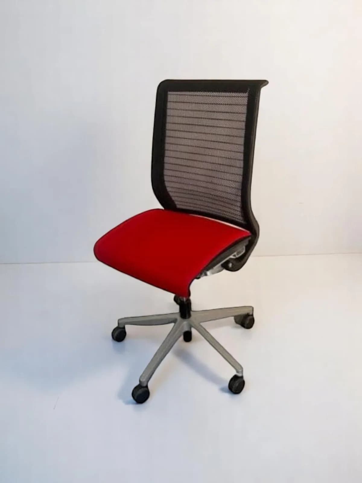 Chaise à roulette Steelcase think rouge