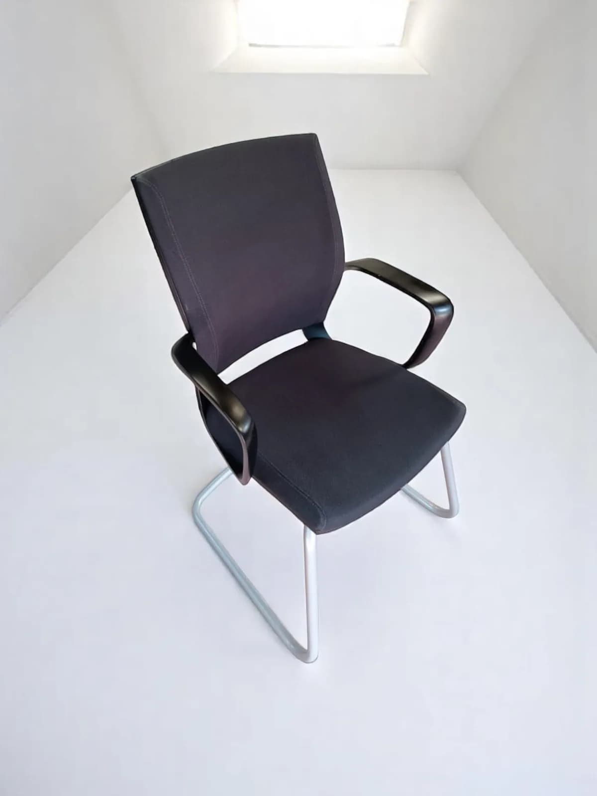 Chaise visiteur luge klöber Moteo tissu noir — vue 3