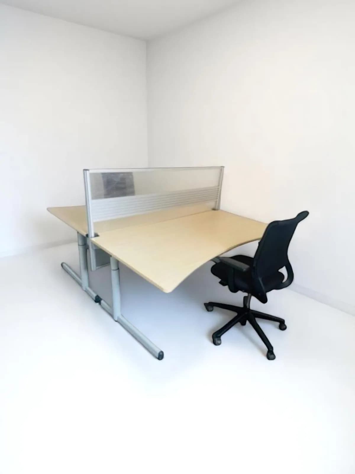 Bureau bench avec séparation plexi alu 180x180cm — vue 4