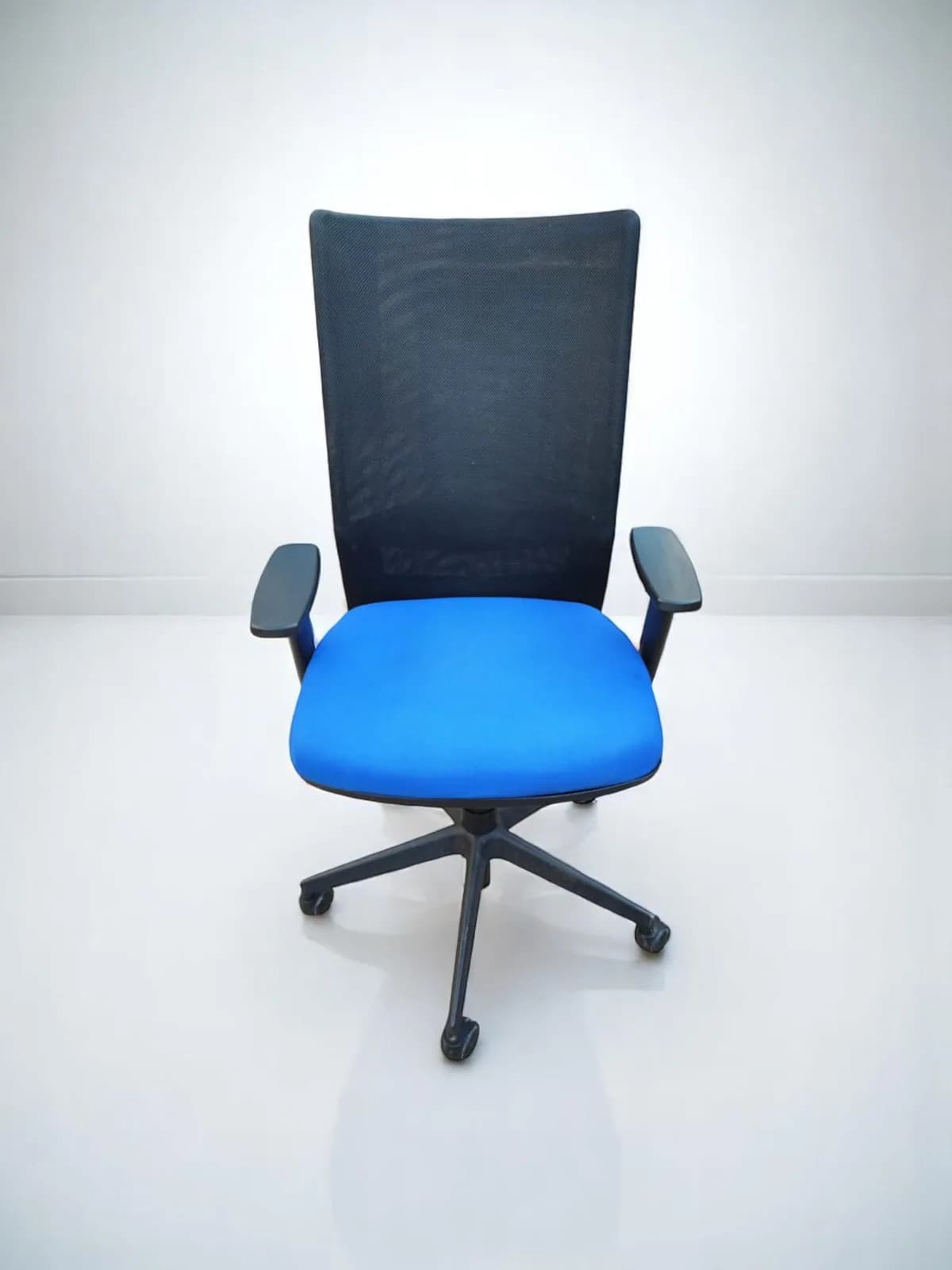 Chaise à roulettes Eurosit avec support lombaire - Noir et Bleu