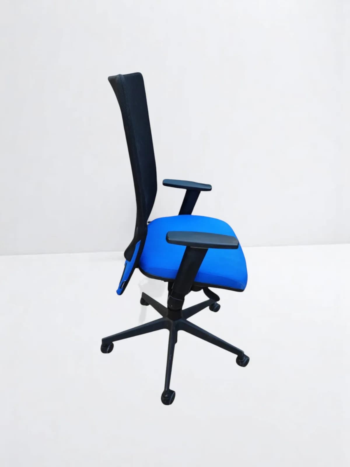 Chaise à roulettes Eurosit avec support lombaire - Noir et Bleu — vue 2