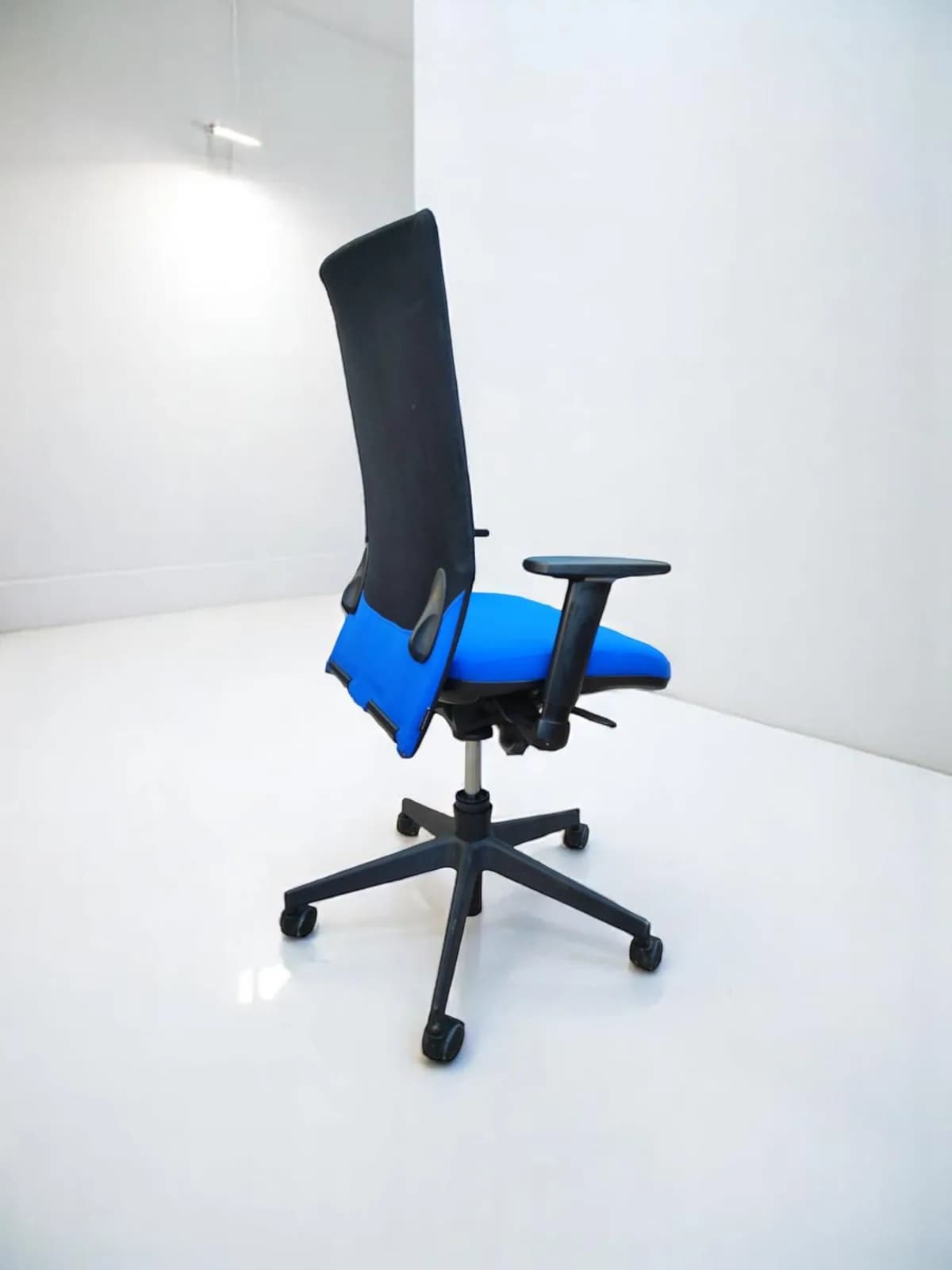 Chaise à roulettes Eurosit avec support lombaire - Noir et Bleu — vue 3