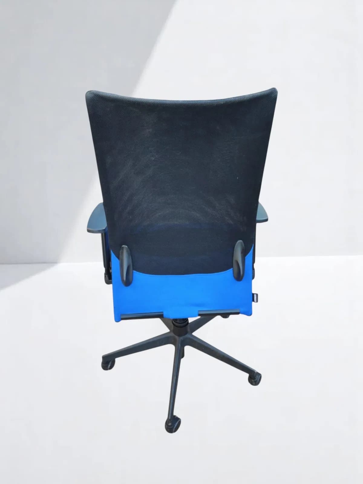 Chaise à roulettes Eurosit avec support lombaire - Noir et Bleu — vue 4