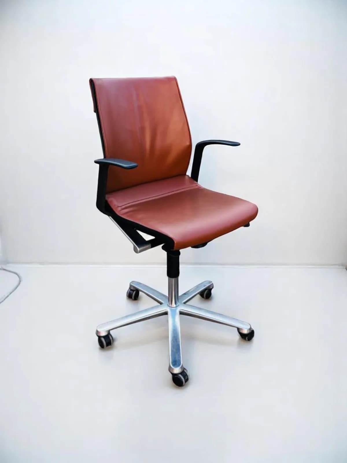 Chaise à roulette Wilkhahn Modus simili cuir chromé — vue 2